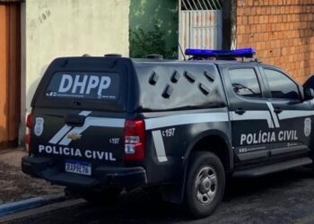 Homem é preso por agredir esposa na frente dos 3 filhos