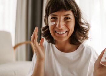 Usar protetor solar ajuda a rejuvenescer a pele; veja outras dicas