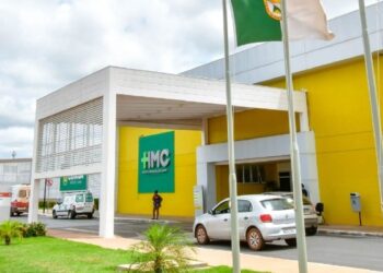 Mãe e filha causam confusão para ver parente e agridem enfermeira do HMC