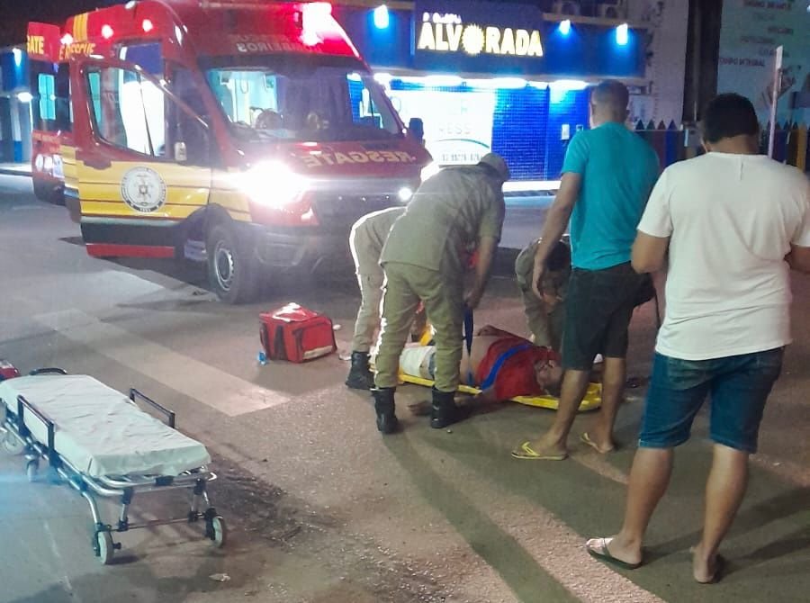 Carro avança preferencial e atinge motociclista no bairro Bela Vista