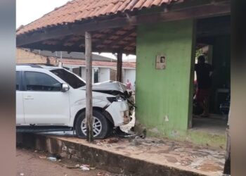 Caminhonete atinge estabelecimento após colisão com outro veículo, em Itaituba