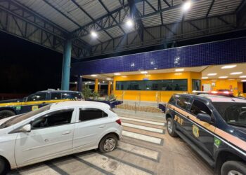 PRF intercepta veículo clonado e com drogas em Cuiabá