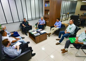 Prefeito de Cuiabá anuncia linha de crédito exclusiva de R$25 mil para camelôs afetados por tragédia no Shopping Popular