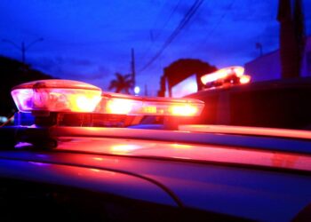 PM prende mulher por abandonar filhos sozinhos em casa para visitar namorado