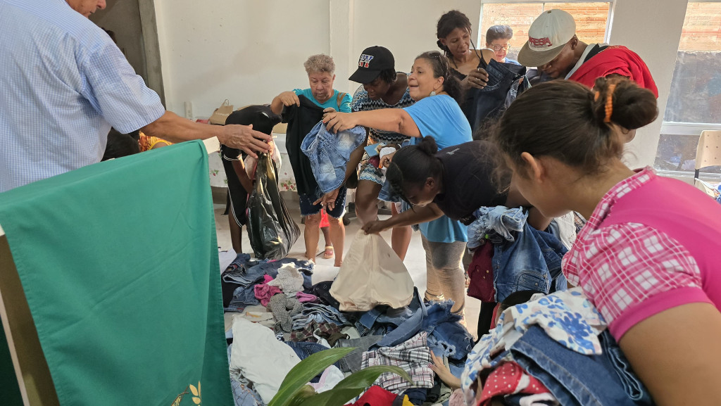 Aï¿½es voluntï¿½rias atendem comunidade e celebram entronizaï¿½ï¿½o em nova igreja 
