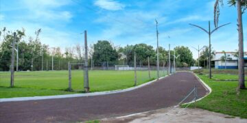 Com recursos próprios, Prefeitura de Barra do Garças realiza melhorias na pista de caminhada e no campo Beira Rio.
