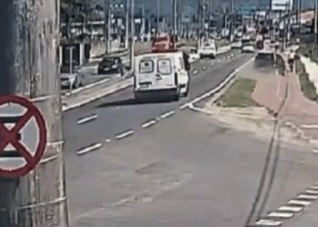 Motorista bbado invade ciclovia e atropela me e beb