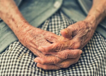Idosa de 61 anos é espancada e esfaqueada por supostos membros de facção | RDNEWS