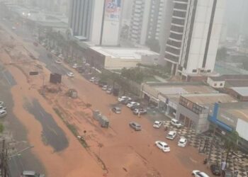 Terra de canteiros de obra do BRT ajuda a entupir bueiros e causar alagamentos nas avenidas Prainha e do CPA; empresa será acionada para promover a limpeza