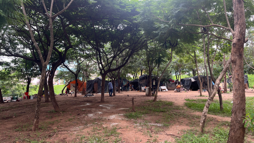 canteiro da rodoviï¿½ria com moradores de rua