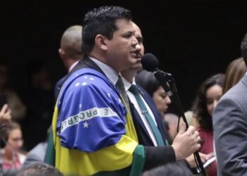 Mesa da Cmara pede suspenso de mandato de deputado