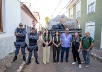 Prefeitura de Cuiab fecha sucato e apreende caminho e bebidas