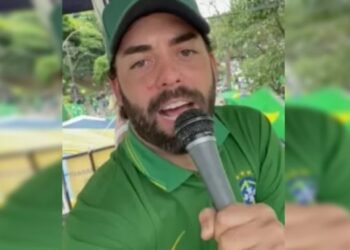 Foragido, patriota chora nos EUA e pede socorro a Eduardo Bolsonaro