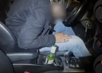 Com cerveja no porta-copos, bbado dorme ao volante e para carro na rua; veja vdeo