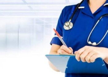 Funcionria afastada por usar identidade falsa e fingir ser enfermeira