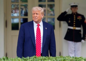 Juíza dos EUA ordena Trump a interromper corte de funcionários federais