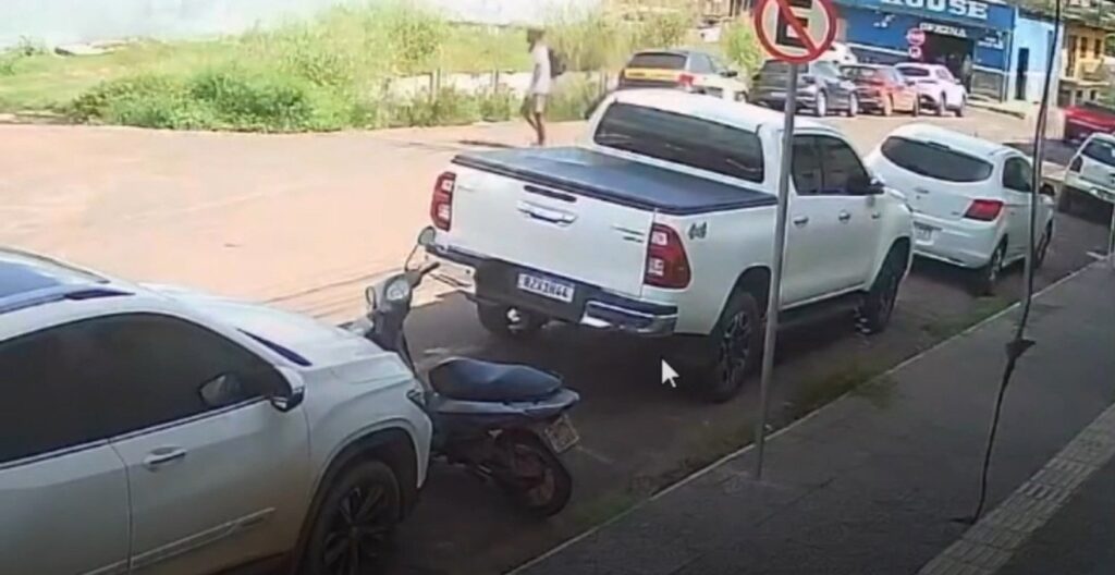 Criminoso furta mochila de veículo em plena luz do dia