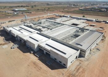 Deputado faz fiscalização em obra de hospital no Araguaia e quer saber porque empreiteira demora a conclusão da unidade.