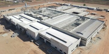 Deputado faz fiscalização em obra de hospital no Araguaia e quer saber porque empreiteira demora a conclusão da unidade.