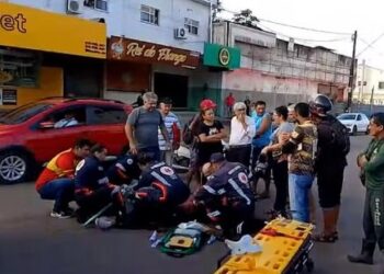 Grave acidente entre carro e moto deixa mulher ferida