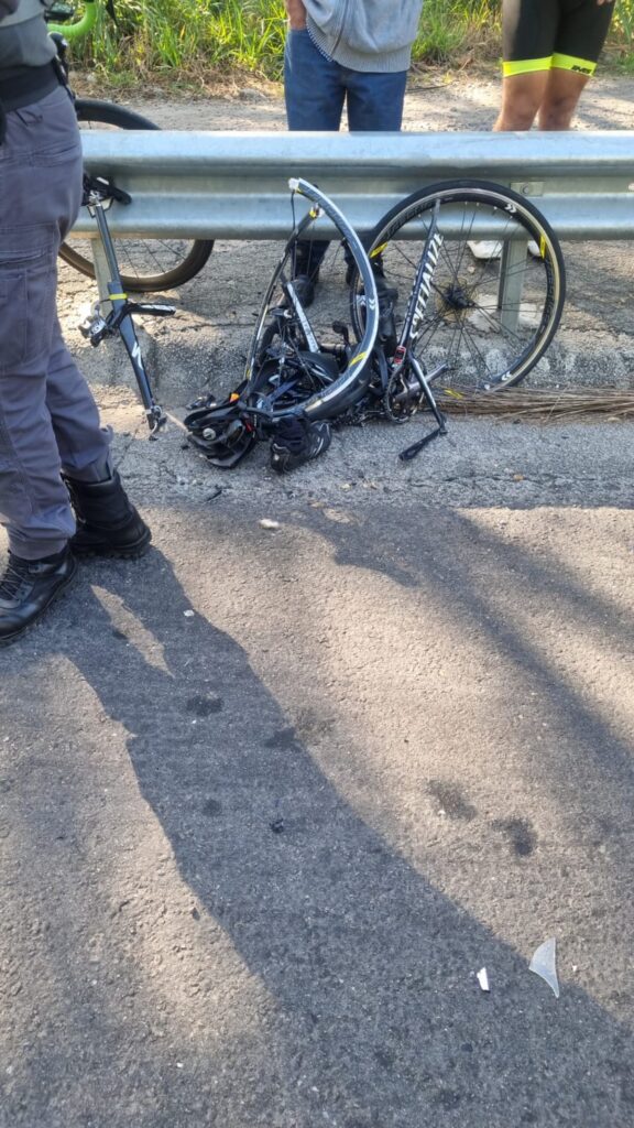 Três ciclistas ficam feridos após serem atropelados por carro na