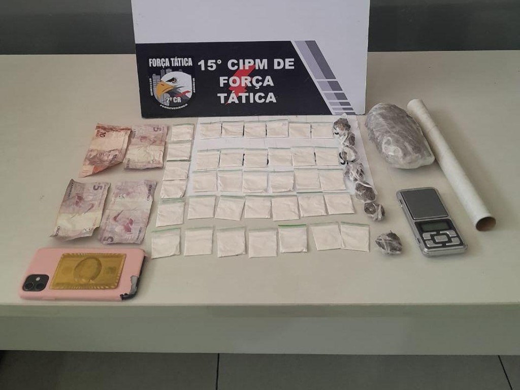 Força Tática prende mulher e apreende adolescente por tráfico de