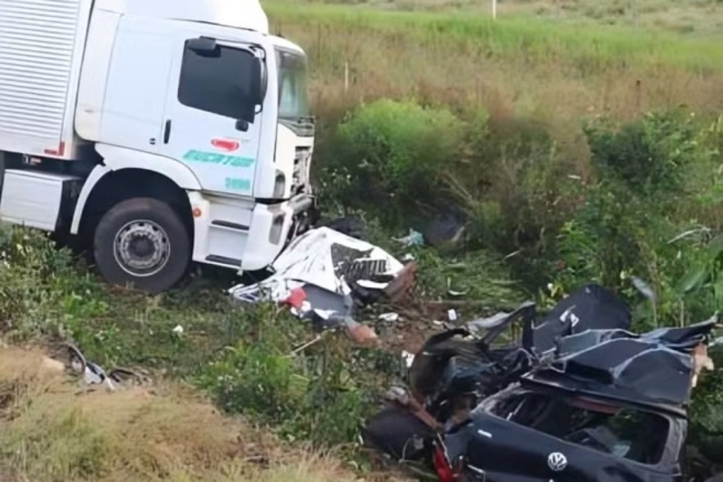 Dois homens morrem em acidente entre carro e caminhão em