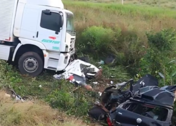 Dois homens morrem em acidente entre carro e caminhão em MT