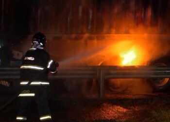 Caminhão pega fogo e causa 6 km de lentidão na Rodovia Anhanguera em Jundiaí