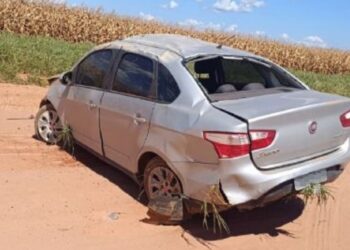 Garoto de 13 anos pega carro escondido do pai, capota e morre