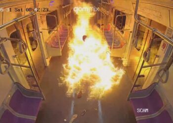 Homem ateia fogo em metr lotado na Coreia do Sul; imagens mostram pnico