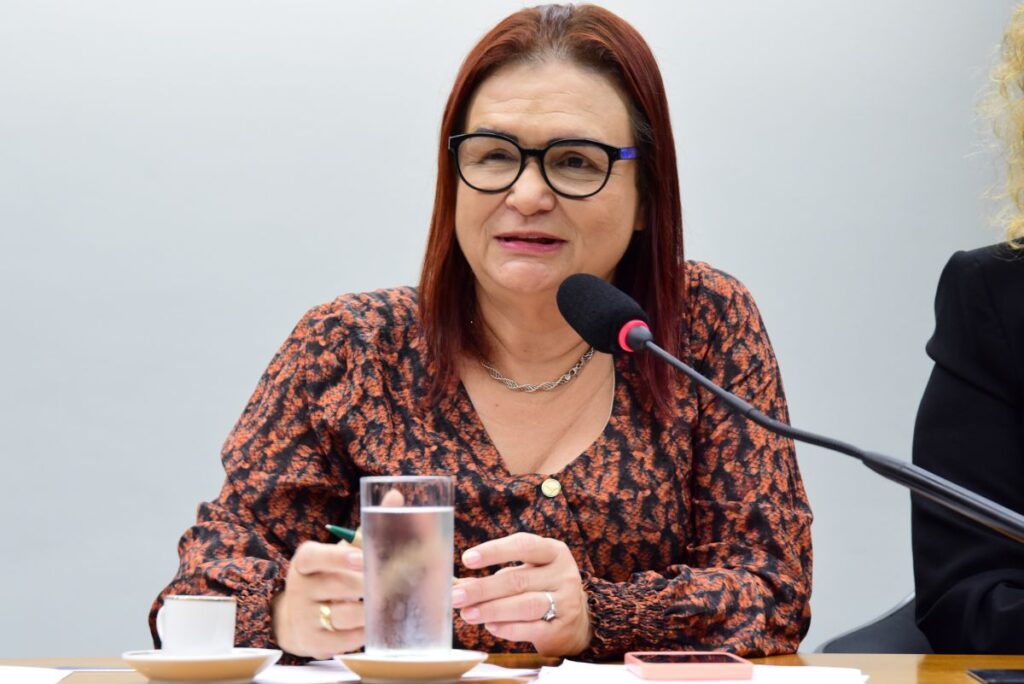 Rosa Neide diz que só vai a federal se grupo