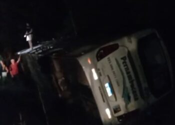 Ônibus de viagem tomba às margens de rodovia e deixa passageiros feridos no Ceará; vídeo