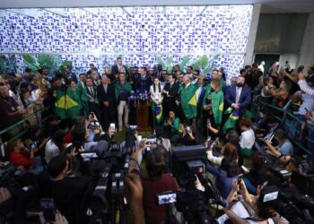Centrão se afasta de Bolsonaro e vê Lula com cautela