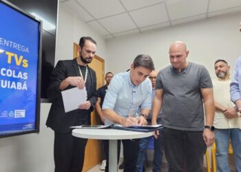 Seduc entrega 80 Smart TVs de 65 polegadas para a rede municipal de Cuiabá