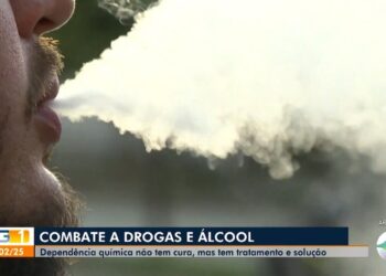 Mais de 400 barras de maconha são encontradas em carro na BR-356; motorista e passageiro foram presos