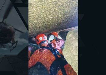Resgate na trilha: bombeiros salvam jovem que ficou preso por horas em fenda na Serra dos Órgãos | Fantástico