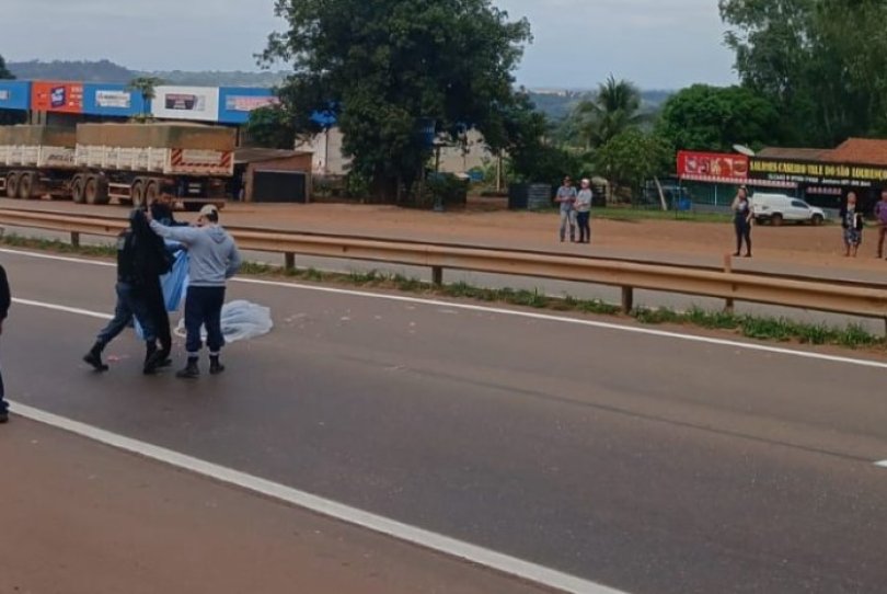 Mulher morre ao ser atropelada por caminho em rodovia de