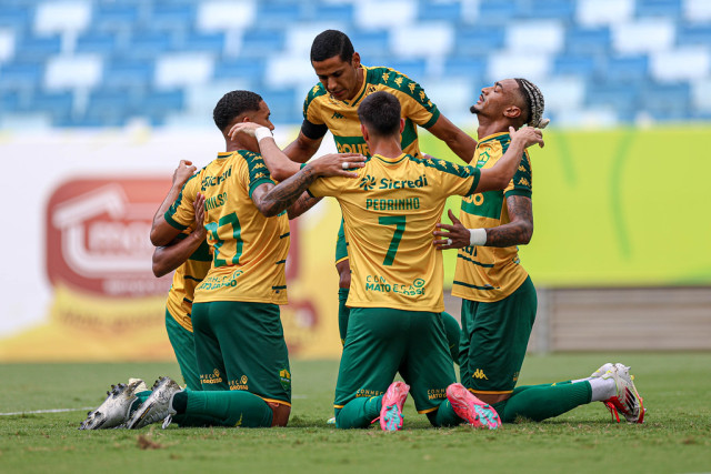 De virada, Cuiabá faz dever de casa, vence o Amazonas