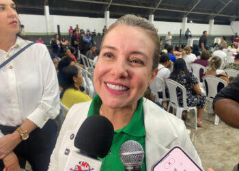 Flávia ora por Bolsonaro, minimiza “tarifaço” de Trump e critica Lula: “Poderia trabalhar um pouco mais” | RDNEWS