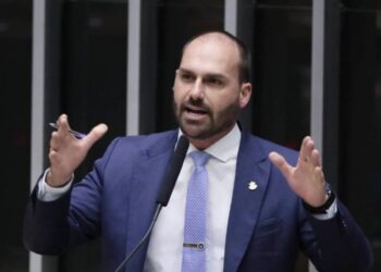 Eduardo Bolsonaro est fora de controle e obcecado por candidatura presidencial, dizem membros do PL