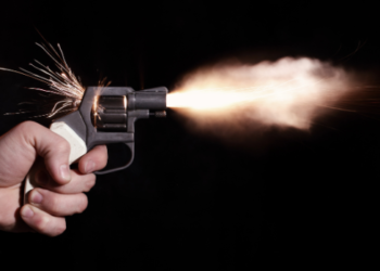 Homem tenta atirar em policiais em festa e acaba baleado duas vezes | RDNEWS