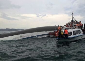 Barco turstico naufraga e deixa pelo menos 27 mortos | FOLHAMAX
