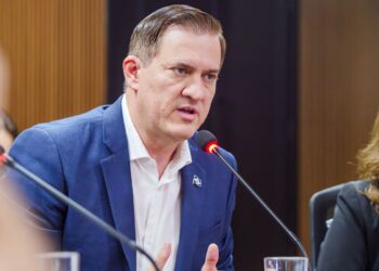 Secretário apresenta dados e alfineta ex-governador: Fala muito