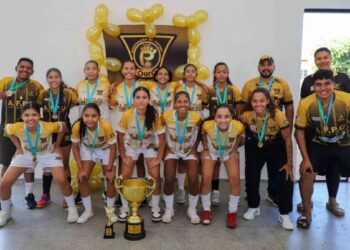 Prefeita entrega certificado para delegação campeã sub-15
