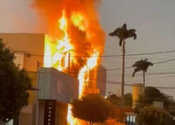 Incêndio destrói fachada do Cartório do 4º Ofício de Rondonópolis; veja vídeo | RDNEWS