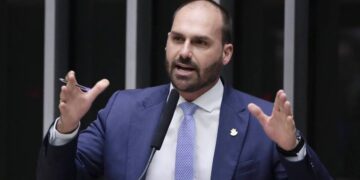 Eduardo Bolsonaro diz que STF bloqueou contas de sua mulher