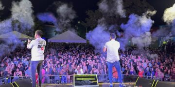 Temporada de Praia traz show nacional e atrai multidão de público, em segundo final de semana.