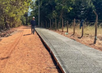 Prefeitura de Barra do Garças inicia pavimentação de concreto na estrada de acesso ao Lar dos Idosos.