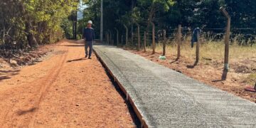 Prefeitura de Barra do Garças inicia pavimentação de concreto na estrada de acesso ao Lar dos Idosos.